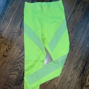 Fabletics neon leggings never worn. Excellent compression. Pocket in back.